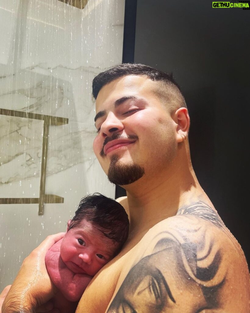 Jottapê Instagram - Primeiro banho em casa foi com o papai 🫶🏼🥹