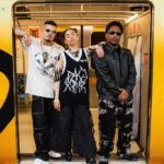 Jottapê Instagram - A nova temporada de Sintonia tá no mundo! E pra celebrar, tem entrevista do @podpah com esse trio, gravada diretamente em um trem sentido quebrada! Nois tá como? 🔑😎 📸: @natioden.pic