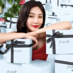 Joy Instagram - THE JOY of GIFTING🎁💙 행복과 설렘으로 가득한 프레쉬 홀리데이 시즌✨ 이번 크리스마스에는 소중한 사람에게 프레쉬를 건네보세요! #Freshbeauty #GiveFresh @freshbeauty