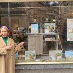 Judith Rakers Instagram - Wie ihr wieder alle mitgeraten habt 😍! ZAUBERHAFT!! Also, hier kommt die Auflösung: das Schaufenster gehört zu dem verlagseigenen Buchladen vom @kosmos_verlag , dem Kinder-, Spiele- und Naturbuch-Verlag mit Sitz in Stuttgart. Ich war gestern dort, um endlich mal alle, mit denen ich in den letzten beiden Jahren zusammengearbeitet habe, persönlich kennen zu lernen. Wir haben gemeinsam das Kinderbuch, einen Experimentierkasten und ein Brettspiel entwickelt. Das Kinderbuch ist bereits veröffentlicht, als nächstes kommt der Experimentierkasten (den ich schon mal als Muster mit nach Hause nehmen durfte - bisher hatte ich immer nur einzelne Teile gesehen) und am Brettspiel arbeiten wir noch. Nächste Woche finalisiere ich die Spiel-Anleitung. Aber alle drei Produkte kommen noch in diesem Frühjahr. Auf dass ganz viele Kinder, den Gemüseanbau und noch mehr Natur für sich entdecken! 💚🥕🐣 Die richtige Antwort in meiner kleinen Rätselfrage kam gestern übrigens überraschend schnell (siehe Screenshot): das signierte Buch mit Widmung geht nächste Woche raus. 🎁 Und euch erinnere ich gerne an die Lesung morgen um 15:00 Uhr. Ich lese aus dem Kinderbuch in einem kleinen Insta-Live! Vielleicht habt ihr ja Lust, mir ein bisschen zuzuhören. Bis morgen, eure Judith (mit Jack 🐾😉) #kosmosverlag #stuttgart #kinderbuch #experimentierkasten #brettspiel #Jacktheswiffer #MeinekleineFarm
