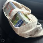 Judith Rakers Instagram - Wie ihr wieder alle mitgeraten habt 😍! ZAUBERHAFT!! Also, hier kommt die Auflösung: das Schaufenster gehört zu dem verlagseigenen Buchladen vom @kosmos_verlag , dem Kinder-, Spiele- und Naturbuch-Verlag mit Sitz in Stuttgart. Ich war gestern dort, um endlich mal alle, mit denen ich in den letzten beiden Jahren zusammengearbeitet habe, persönlich kennen zu lernen. Wir haben gemeinsam das Kinderbuch, einen Experimentierkasten und ein Brettspiel entwickelt. Das Kinderbuch ist bereits veröffentlicht, als nächstes kommt der Experimentierkasten (den ich schon mal als Muster mit nach Hause nehmen durfte - bisher hatte ich immer nur einzelne Teile gesehen) und am Brettspiel arbeiten wir noch. Nächste Woche finalisiere ich die Spiel-Anleitung. Aber alle drei Produkte kommen noch in diesem Frühjahr. Auf dass ganz viele Kinder, den Gemüseanbau und noch mehr Natur für sich entdecken! 💚🥕🐣 Die richtige Antwort in meiner kleinen Rätselfrage kam gestern übrigens überraschend schnell (siehe Screenshot): das signierte Buch mit Widmung geht nächste Woche raus. 🎁 Und euch erinnere ich gerne an die Lesung morgen um 15:00 Uhr. Ich lese aus dem Kinderbuch in einem kleinen Insta-Live! Vielleicht habt ihr ja Lust, mir ein bisschen zuzuhören. Bis morgen, eure Judith (mit Jack 🐾😉) #kosmosverlag #stuttgart #kinderbuch #experimentierkasten #brettspiel #Jacktheswiffer #MeinekleineFarm