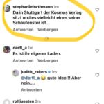 Judith Rakers Instagram - Wie ihr wieder alle mitgeraten habt 😍! ZAUBERHAFT!! Also, hier kommt die Auflösung: das Schaufenster gehört zu dem verlagseigenen Buchladen vom @kosmos_verlag , dem Kinder-, Spiele- und Naturbuch-Verlag mit Sitz in Stuttgart. Ich war gestern dort, um endlich mal alle, mit denen ich in den letzten beiden Jahren zusammengearbeitet habe, persönlich kennen zu lernen. Wir haben gemeinsam das Kinderbuch, einen Experimentierkasten und ein Brettspiel entwickelt. Das Kinderbuch ist bereits veröffentlicht, als nächstes kommt der Experimentierkasten (den ich schon mal als Muster mit nach Hause nehmen durfte - bisher hatte ich immer nur einzelne Teile gesehen) und am Brettspiel arbeiten wir noch. Nächste Woche finalisiere ich die Spiel-Anleitung. Aber alle drei Produkte kommen noch in diesem Frühjahr. Auf dass ganz viele Kinder, den Gemüseanbau und noch mehr Natur für sich entdecken! 💚🥕🐣 Die richtige Antwort in meiner kleinen Rätselfrage kam gestern übrigens überraschend schnell (siehe Screenshot): das signierte Buch mit Widmung geht nächste Woche raus. 🎁 Und euch erinnere ich gerne an die Lesung morgen um 15:00 Uhr. Ich lese aus dem Kinderbuch in einem kleinen Insta-Live! Vielleicht habt ihr ja Lust, mir ein bisschen zuzuhören. Bis morgen, eure Judith (mit Jack 🐾😉) #kosmosverlag #stuttgart #kinderbuch #experimentierkasten #brettspiel #Jacktheswiffer #MeinekleineFarm