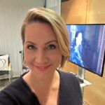 Judith Rakers Instagram - Ich freu mich!!! Wie ich gestern erfahren habe, wird jetzt schon die 2. Auflage meines Kinderbuches gedruckt 💚 Und ich bin zurück aus meiner kleinen Social Media Pause, weil ich erstmal durchatmen wollte VOR und NACH dem Tagesschau-Abschied. Aber ab jetzt nehme ich euch wieder mit auf meine Reisen und in den Garten :-) Bald geht die Anzucht los und Beetplanung steht auch auf dem Programm. Nebenbei bin ich noch auf Interview- und Lesereise für das neue Buch. Es wird also auf keinen Fall langweilig 😄… Sonntag um 15 Uhr werde ich eine Instagram-Lesung für euch machen. Extra früh, damit auch die Kleinen zuhören können 💚 Haustiere und alles, was Flausch hat, ist ebenfalls eingeladen 😉… Heute bin ich im @ardmima und beim @mdr_mitteldeutscherrundfunk zu Gast (MDR ab vier) zu Gast. Bis gleich vielleicht :-) #Kinderbuch #JudithskleineFarm #meinekleinefarm #jacktheswiffer #Promotour