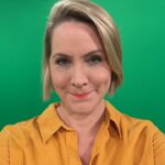 Judith Rakers Instagram - Ich freu mich!!! Wie ich gestern erfahren habe, wird jetzt schon die 2. Auflage meines Kinderbuches gedruckt 💚 Und ich bin zurück aus meiner kleinen Social Media Pause, weil ich erstmal durchatmen wollte VOR und NACH dem Tagesschau-Abschied. Aber ab jetzt nehme ich euch wieder mit auf meine Reisen und in den Garten :-) Bald geht die Anzucht los und Beetplanung steht auch auf dem Programm. Nebenbei bin ich noch auf Interview- und Lesereise für das neue Buch. Es wird also auf keinen Fall langweilig 😄… Sonntag um 15 Uhr werde ich eine Instagram-Lesung für euch machen. Extra früh, damit auch die Kleinen zuhören können 💚 Haustiere und alles, was Flausch hat, ist ebenfalls eingeladen 😉… Heute bin ich im @ardmima und beim @mdr_mitteldeutscherrundfunk zu Gast (MDR ab vier) zu Gast. Bis gleich vielleicht :-) #Kinderbuch #JudithskleineFarm #meinekleinefarm #jacktheswiffer #Promotour