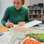 Judith Rakers Instagram - Wie ihr wieder alle mitgeraten habt 😍! ZAUBERHAFT!! Also, hier kommt die Auflösung: das Schaufenster gehört zu dem verlagseigenen Buchladen vom @kosmos_verlag , dem Kinder-, Spiele- und Naturbuch-Verlag mit Sitz in Stuttgart. Ich war gestern dort, um endlich mal alle, mit denen ich in den letzten beiden Jahren zusammengearbeitet habe, persönlich kennen zu lernen. Wir haben gemeinsam das Kinderbuch, einen Experimentierkasten und ein Brettspiel entwickelt. Das Kinderbuch ist bereits veröffentlicht, als nächstes kommt der Experimentierkasten (den ich schon mal als Muster mit nach Hause nehmen durfte - bisher hatte ich immer nur einzelne Teile gesehen) und am Brettspiel arbeiten wir noch. Nächste Woche finalisiere ich die Spiel-Anleitung. Aber alle drei Produkte kommen noch in diesem Frühjahr. Auf dass ganz viele Kinder, den Gemüseanbau und noch mehr Natur für sich entdecken! 💚🥕🐣 Die richtige Antwort in meiner kleinen Rätselfrage kam gestern übrigens überraschend schnell (siehe Screenshot): das signierte Buch mit Widmung geht nächste Woche raus. 🎁 Und euch erinnere ich gerne an die Lesung morgen um 15:00 Uhr. Ich lese aus dem Kinderbuch in einem kleinen Insta-Live! Vielleicht habt ihr ja Lust, mir ein bisschen zuzuhören. Bis morgen, eure Judith (mit Jack 🐾😉) #kosmosverlag #stuttgart #kinderbuch #experimentierkasten #brettspiel #Jacktheswiffer #MeinekleineFarm