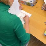 Judith Rakers Instagram - Wie ihr wieder alle mitgeraten habt 😍! ZAUBERHAFT!! Also, hier kommt die Auflösung: das Schaufenster gehört zu dem verlagseigenen Buchladen vom @kosmos_verlag , dem Kinder-, Spiele- und Naturbuch-Verlag mit Sitz in Stuttgart. Ich war gestern dort, um endlich mal alle, mit denen ich in den letzten beiden Jahren zusammengearbeitet habe, persönlich kennen zu lernen. Wir haben gemeinsam das Kinderbuch, einen Experimentierkasten und ein Brettspiel entwickelt. Das Kinderbuch ist bereits veröffentlicht, als nächstes kommt der Experimentierkasten (den ich schon mal als Muster mit nach Hause nehmen durfte - bisher hatte ich immer nur einzelne Teile gesehen) und am Brettspiel arbeiten wir noch. Nächste Woche finalisiere ich die Spiel-Anleitung. Aber alle drei Produkte kommen noch in diesem Frühjahr. Auf dass ganz viele Kinder, den Gemüseanbau und noch mehr Natur für sich entdecken! 💚🥕🐣 Die richtige Antwort in meiner kleinen Rätselfrage kam gestern übrigens überraschend schnell (siehe Screenshot): das signierte Buch mit Widmung geht nächste Woche raus. 🎁 Und euch erinnere ich gerne an die Lesung morgen um 15:00 Uhr. Ich lese aus dem Kinderbuch in einem kleinen Insta-Live! Vielleicht habt ihr ja Lust, mir ein bisschen zuzuhören. Bis morgen, eure Judith (mit Jack 🐾😉) #kosmosverlag #stuttgart #kinderbuch #experimentierkasten #brettspiel #Jacktheswiffer #MeinekleineFarm