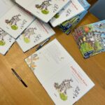 Judith Rakers Instagram - Wie ihr wieder alle mitgeraten habt 😍! ZAUBERHAFT!! Also, hier kommt die Auflösung: das Schaufenster gehört zu dem verlagseigenen Buchladen vom @kosmos_verlag , dem Kinder-, Spiele- und Naturbuch-Verlag mit Sitz in Stuttgart. Ich war gestern dort, um endlich mal alle, mit denen ich in den letzten beiden Jahren zusammengearbeitet habe, persönlich kennen zu lernen. Wir haben gemeinsam das Kinderbuch, einen Experimentierkasten und ein Brettspiel entwickelt. Das Kinderbuch ist bereits veröffentlicht, als nächstes kommt der Experimentierkasten (den ich schon mal als Muster mit nach Hause nehmen durfte - bisher hatte ich immer nur einzelne Teile gesehen) und am Brettspiel arbeiten wir noch. Nächste Woche finalisiere ich die Spiel-Anleitung. Aber alle drei Produkte kommen noch in diesem Frühjahr. Auf dass ganz viele Kinder, den Gemüseanbau und noch mehr Natur für sich entdecken! 💚🥕🐣 Die richtige Antwort in meiner kleinen Rätselfrage kam gestern übrigens überraschend schnell (siehe Screenshot): das signierte Buch mit Widmung geht nächste Woche raus. 🎁 Und euch erinnere ich gerne an die Lesung morgen um 15:00 Uhr. Ich lese aus dem Kinderbuch in einem kleinen Insta-Live! Vielleicht habt ihr ja Lust, mir ein bisschen zuzuhören. Bis morgen, eure Judith (mit Jack 🐾😉) #kosmosverlag #stuttgart #kinderbuch #experimentierkasten #brettspiel #Jacktheswiffer #MeinekleineFarm