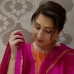 Juhi Babbar Instagram - 𝑲𝒖𝒄𝒉𝒉 𝒓𝒂𝒏𝒈 𝒑𝒆𝒉𝒆𝒏𝒕𝒆 𝒉𝒊 𝒅𝒊𝒍 𝒓𝒐𝒐𝒎𝒂𝒏𝒊 𝒔𝒂 𝒉𝒐 𝒋𝒂𝒂𝒕𝒂 𝒉𝒂𝒊..𝒉𝒂𝒊𝒏𝒂🌺? This Banarasi Muga Silk Dupatta is handwoven over handlooms. It takes 2 days and labour of 2 weavers to culminate one dupatta. The kaarigari-each thread speaks volumes of our country's rich art and heritage. Thankyou Vaishali & @bunkraftofficial for especially designing and weaving this beauty for me in my favourite pink🌺 #HandwovenDupatta #BanarasiSilk #Artistry #Craftsmanship #IndianHeritage #Indianhandloom #TraditionalWeaving #CulturalCraft #EthnicFashion #TextileArt #ArtisanalCraftsmanship #HandcraftedBeauty #FashionWithHeart #IndianArtistry #UniqueDesigns #TextileTradition #BunkraftCreations #VaishaliDesigns #PinkPerfection #HandmadeElegance #Juhibabbarsoni Make up & Hair: @mehakmua 😘