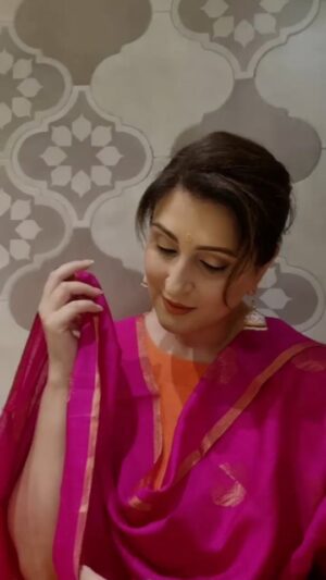 Juhi Babbar Instagram - 𝑲𝒖𝒄𝒉𝒉 𝒓𝒂𝒏𝒈 𝒑𝒆𝒉𝒆𝒏𝒕𝒆 𝒉𝒊 𝒅𝒊𝒍 𝒓𝒐𝒐𝒎𝒂𝒏𝒊 𝒔𝒂 𝒉𝒐 𝒋𝒂𝒂𝒕𝒂 𝒉𝒂𝒊..𝒉𝒂𝒊𝒏𝒂🌺?
This Banarasi Muga Silk Dupatta is handwoven over handlooms. It takes 2 days and labour of 2 weavers to culminate one dupatta. The kaarigari-each thread speaks volumes of our country's rich art and heritage.
Thankyou Vaishali &  @bunkraftofficial for especially designing and weaving this beauty for me in my favourite pink🌺

#HandwovenDupatta #BanarasiSilk #Artistry #Craftsmanship #IndianHeritage #Indianhandloom #TraditionalWeaving  #CulturalCraft #EthnicFashion #TextileArt #ArtisanalCraftsmanship #HandcraftedBeauty #FashionWithHeart #IndianArtistry #UniqueDesigns #TextileTradition #BunkraftCreations #VaishaliDesigns #PinkPerfection #HandmadeElegance #Juhibabbarsoni

Make up & Hair: @mehakmua 😘