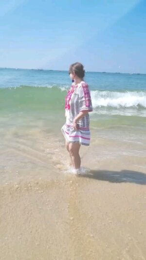 Juhi Babbar Instagram - Chhap Chhap Chhapaak🌊🌺

#beach #waves #chhapchhap #juhibabbarsoni

📷 Imaan Babbar Soni