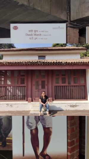 Juhi Babbar Instagram - Fortunate to visit Gandhi Ashram ,where the legacy of peace and non-violence lives on. 🕊️✨ 

#GandhiAshram #PeacefulLegacy #HistoricVisit #Inspirational #MahatmaGandhi #2ndoctober #AhmedabadDiaries #GandhiJayanti #Reflections #HistoryPreserved  #juhibabbarsoni🌿🙏