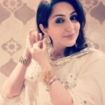 Juhi Babbar Instagram - Milaange....💓 #loveforwhite #me #juhibabbarsoni #love #life
