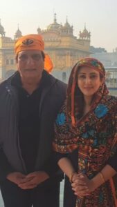 Juhi Babbar Instagram - Blessed Mornings🌻🙏🌻 #Harmindersahib #goldentemple #Amritsar #withmypapa #papa #blessed #grateful #thankful #Darshan #peaceful #heavenonearth