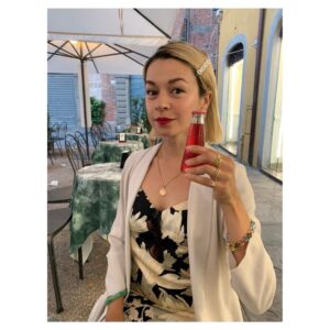 Julia Chan Instagram - cheeky wee campari sodas to-go 🍊I live!