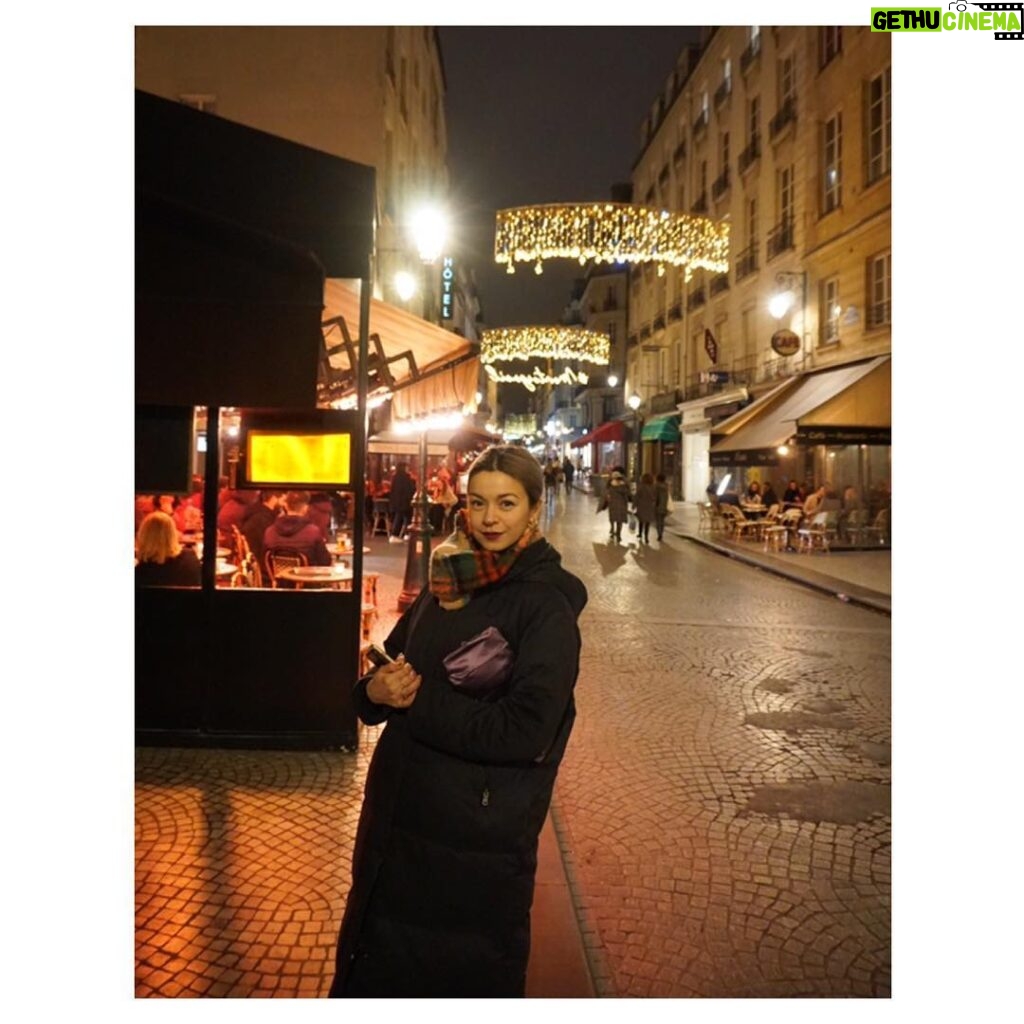 Julia Chan Instagram - I’m in Paris and my coat is warm. 📷 @chinesebison Paris, France
