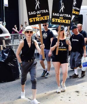 Julianna Margulies Instagram - Standing strong with my fellow #sagaftra members. 
#sagaftrastrike #sagaftrastrong #wgastrong 
We can do this!