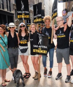 Julianna Margulies Instagram - Standing strong with my fellow #sagaftra members. 
#sagaftrastrike #sagaftrastrong #wgastrong 
We can do this!