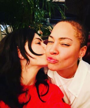 Julianna Margulies Instagram - Reunited and it feels so good…..♥️
@cushjumbohere 
#Alicia&Lucca