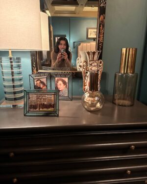 Julianna Margulies Instagram - Home away from home. Just some more pics of Laura’s gorgeous apartment.
#themorningshow 
#brilliantsetdesigners
