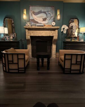 Julianna Margulies Instagram - Home away from home. Just some more pics of Laura’s gorgeous apartment.
#themorningshow 
#brilliantsetdesigners
