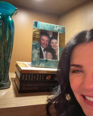 Julianna Margulies Instagram - Just hanging out in Laura’s apartment. 
#themorningshow