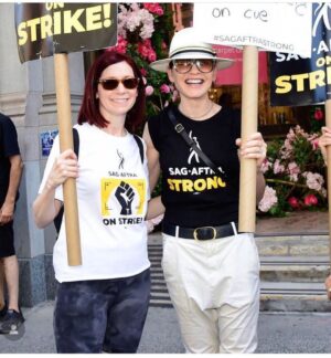 Julianna Margulies Instagram - Amazing who you bump into walking the picket line! Love that my movie husband came out to support!
#sagaftrastrike2023  #sagaftrastrong 
#wecandoit