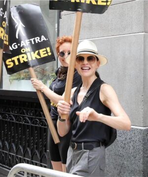Julianna Margulies Instagram - Standing strong with my fellow #sagaftra members. 
#sagaftrastrike #sagaftrastrong #wgastrong 
We can do this!