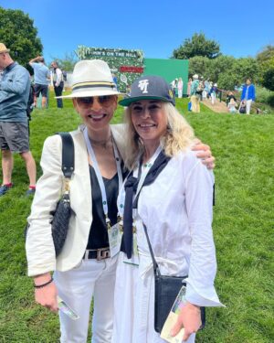 Julianna Margulies Instagram - So much fun at Wimbledon! 
Laughed, watched, 
sipped some Pimms and even got a sweaty hug from Tiafoe after his victory in the first round.
@chelseahandler thanks for being my date! 💕 
#wimbledon