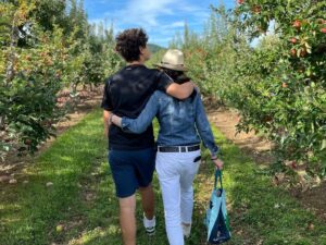Julianna Margulies Instagram - Shana Tovah!
Wishing everyone sweetness, happiness and peace.
🩷
And when did he get so tall! 😬