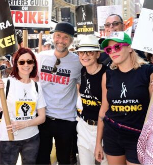 Julianna Margulies Instagram - Amazing who you bump into walking the picket line! Love that my movie husband came out to support!
#sagaftrastrike2023  #sagaftrastrong 
#wecandoit