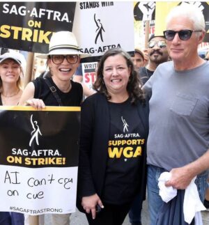 Julianna Margulies Instagram - Amazing who you bump into walking the picket line! Love that my movie husband came out to support!
#sagaftrastrike2023  #sagaftrastrong 
#wecandoit