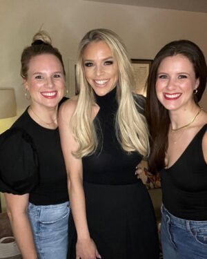 Julie Stewart-Binks Instagram - They showed up. 💕

#girlsweekend #newyork #highschoolfriends #weshowup #alicecoopereyes #moh #youandi #elephantmedley #theduke