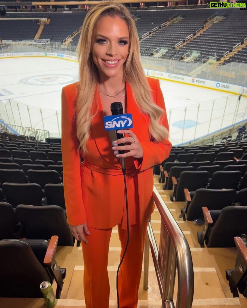Julie Stewart-Binks Instagram - Hockey Night in New York 🏒👯‍♀️ #newyorkrangers #sny #nyrangers #newyork #hockey #sports #nyr #madisonsquaregarden Madison Square Garden
