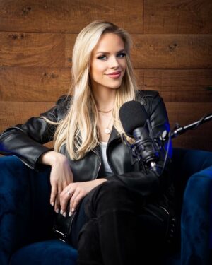 Julie Stewart-Binks Instagram - “You can fail at what you don’t want so you might as well take a chance on doing what you love.” - Jim Carrey 

Haven’t been able to stop thinking about this quote. A reminder to follow what makes you feel something inside. Keep it with you anyway you can. When you know what it is, you know. 

(I also changed my avatar for the first time - that pic was so ten years ago 😂 thank you @scottmcdermott_ for the new one 🙌)

#broadcast #dowhatyoulove #microphonecheck #rememberwhoyouare #jimcarrey #bigmagic
