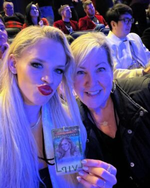 Julie Stewart-Binks Instagram - In my festive era 🎄🪩❄️

#decembertoremember #carrottop #vegas #pokerface #mariahcarey #madonna #vip #skating #christmaspartyszn #thecanuck #hockey #redtights #offair