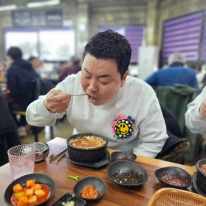 Jung Ho-young Instagram - 소문만 듣다가 오늘 처음와봤는데
내장탕이 건더기가 진짜 실하고~~
내장이랑 고기가 이렇게 많이 들어갔는데
국물이 진짜 깔끔하고 시원해요 ♡♡
연말에 마신술 싹다 해장됩니다 ^^

#카덴 #정호영셰프 #함덕골목해장국