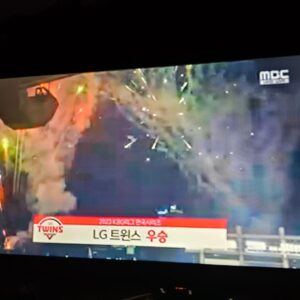 Jung Ho-young Instagram - 드디어 LG트윈스가 29년만에 
우승을 했습니다 ^^ 선수단도
LG트윈스 팬들도 모두모두♡♡
고생많이하셨습니다 너무너무
행복한 밤입니다♡♡♡♡♡♡♡

#카덴 #정호영셰프 #lg트윈스 #우승 #v3