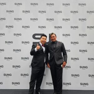 Jung Ho-young Instagram - 성훈이형님 sung1975 브랜드 런칭을 축하드립니다 ^^ 옷들이 제가 입어도
핏이 살아나는 마법같은 멋진 옷이네요
무조건 대박 날것같습니다 ♡♡♡♡

#정호영셰프 #추성훈 #sung1975 #섹시야마