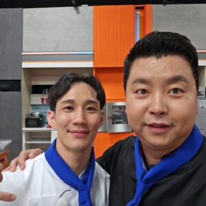Jung Ho-young Instagram - 치열했던 경연 닭싸움 
정말 너무 열심히 준비했지만
아쉽게도 결승까지 못갔네요
하지만 즐거웠습니다 그리고
우리 도우 너무너무 고생했다
근데 너 얼굴이 너무 작다ㅠㅠ 

#카덴 #정호영셰프 #김도우셰프 #닭싸움