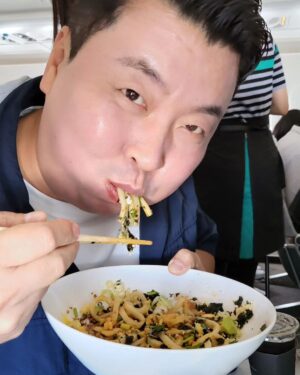 Jung Ho-young Instagram - 에어서울타고 삿포로가기^^
맛있는 정호영 기내식우동먹고
기분좋게 출발 ~~~

#카덴 #정호영셰프 #삿포로 #에어서울