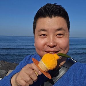 Jung Ho-young Instagram - 나두 드디어 와봤다 ㅋㅋ 
오늘 제주 날씨는 20도입니다^^
한라봉 젤라또 먹기 딱좋은 ~~
모양만 예쁜게 아니고 맛이 더더욱
예쁘고 맛있는 한라봉 젤라또 ~~
강력 추천합니다 

#카덴 #정호영셰프 #휴즐리