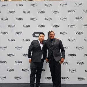 Jung Ho-young Instagram - 성훈이형님 sung1975 브랜드 런칭을 축하드립니다 ^^ 옷들이 제가 입어도
핏이 살아나는 마법같은 멋진 옷이네요
무조건 대박 날것같습니다 ♡♡♡♡

#정호영셰프 #추성훈 #sung1975 #섹시야마