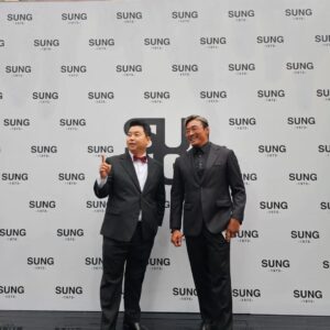 Jung Ho-young Instagram - 성훈이형님 sung1975 브랜드 런칭을 축하드립니다 ^^ 옷들이 제가 입어도
핏이 살아나는 마법같은 멋진 옷이네요
무조건 대박 날것같습니다 ♡♡♡♡

#정호영셰프 #추성훈 #sung1975 #섹시야마