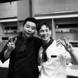 Jung Ho-young Instagram - 치열했던 경연 닭싸움 
정말 너무 열심히 준비했지만
아쉽게도 결승까지 못갔네요
하지만 즐거웠습니다 그리고
우리 도우 너무너무 고생했다
근데 너 얼굴이 너무 작다ㅠㅠ 

#카덴 #정호영셰프 #김도우셰프 #닭싸움