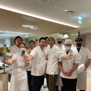 Jung Ho-young Instagram - 안녕하세요 오늘은 압구정 현대백화점본점 식품관에 오픈부터 3시까지 있습니다
맛있는 스끼야키 샤브샤브 드시러오세요

#카덴 #정호영셰프 #샤브카덴 #김형석셰프