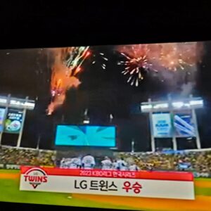 Jung Ho-young Instagram - 드디어 LG트윈스가 29년만에 
우승을 했습니다 ^^ 선수단도
LG트윈스 팬들도 모두모두♡♡
고생많이하셨습니다 너무너무
행복한 밤입니다♡♡♡♡♡♡♡

#카덴 #정호영셰프 #lg트윈스 #우승 #v3