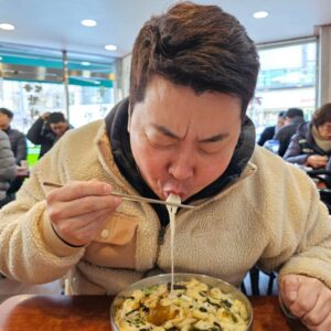 Jung Ho-young Instagram - 요즘 날씨에 가장 당기는 음식
우동이 1등 ㅋㅋ 그리고 잔치국수
서교동에 있는 명품잔치국수~~
정말 맛이 명품입니다^^

#카덴 #정호영셰프 #명품잔치국수