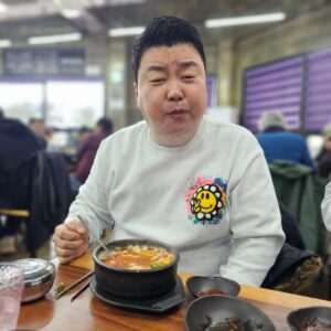 Jung Ho-young Instagram - 소문만 듣다가 오늘 처음와봤는데
내장탕이 건더기가 진짜 실하고~~
내장이랑 고기가 이렇게 많이 들어갔는데
국물이 진짜 깔끔하고 시원해요 ♡♡
연말에 마신술 싹다 해장됩니다 ^^

#카덴 #정호영셰프 #함덕골목해장국