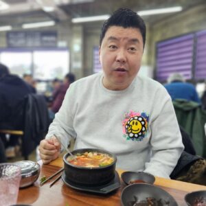 Jung Ho-young Instagram - 소문만 듣다가 오늘 처음와봤는데
내장탕이 건더기가 진짜 실하고~~
내장이랑 고기가 이렇게 많이 들어갔는데
국물이 진짜 깔끔하고 시원해요 ♡♡
연말에 마신술 싹다 해장됩니다 ^^

#카덴 #정호영셰프 #함덕골목해장국