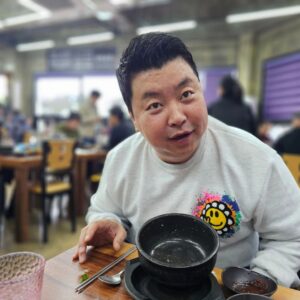 Jung Ho-young Instagram - 소문만 듣다가 오늘 처음와봤는데
내장탕이 건더기가 진짜 실하고~~
내장이랑 고기가 이렇게 많이 들어갔는데
국물이 진짜 깔끔하고 시원해요 ♡♡
연말에 마신술 싹다 해장됩니다 ^^

#카덴 #정호영셰프 #함덕골목해장국